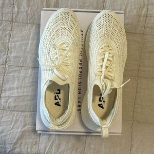 APL Women’s Techloom Zipline size 9.5 ivory